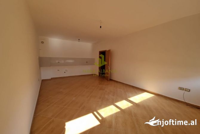 Shtepi ne shitje Apartament ne Tirane, 2+1, Mobilimi Bosh, pa mobiluar, Pagesa 135,000  Euro.