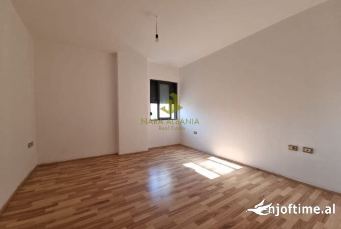 Shtepi ne shitje Apartament ne Tirane, 2+1, Mobilimi Bosh, pa mobiluar, Pagesa 135,000  Euro.