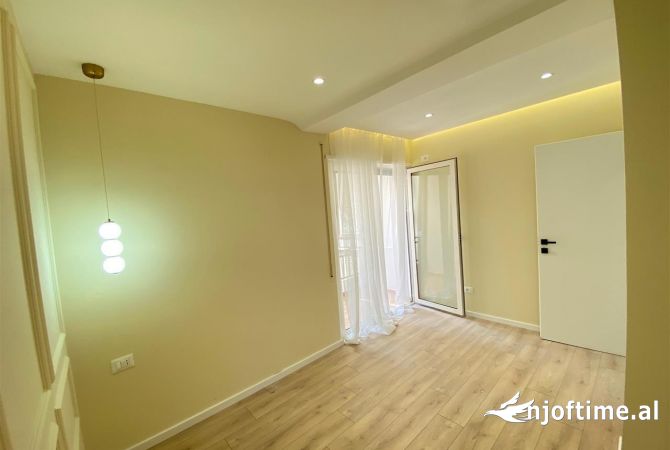 Shtepi ne shitje Apartament ne Tirane, 1+1, Mobilimi Pjeserisht e mobiluar, Pagesa 125,000  Euro.