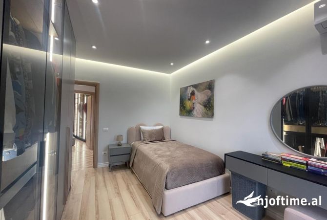 Shtepi me qera Apartament ne Tirane, 3+1, Mobilimi E mobiluar, Pagesa 2,500  Euro.