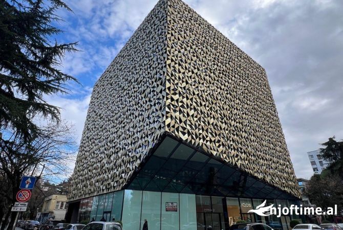 Ambient biznesi me qera 3+1 ne Tirane - 2,300 Euro