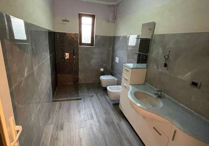 Shtepi me qera Vila Luksoze ne Tirane, 5+1, Mobilimi E mobiluar, Pagesa 800  Euro.