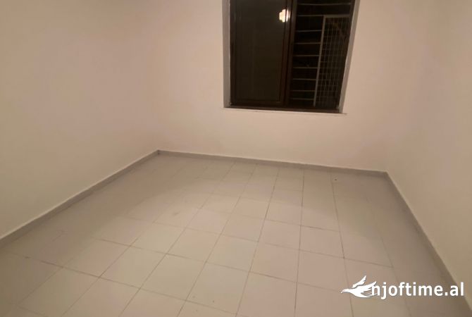 Shtepi ne shitje Apartament ne Tirane, 1+1, Mobilimi Bosh, pa mobiluar, Pagesa 92,000  Euro.