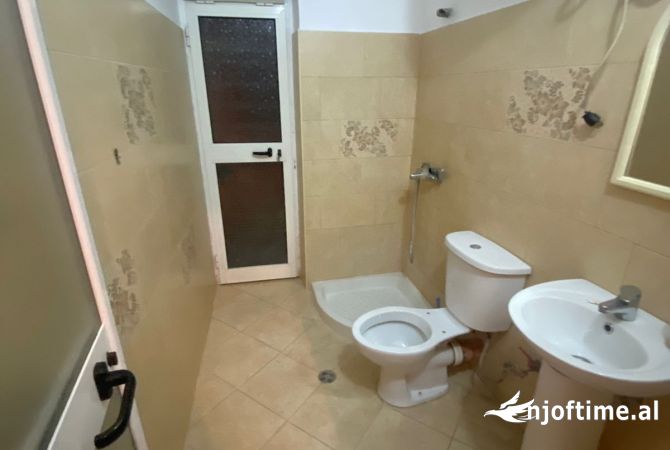Shtepi ne shitje Apartament ne Tirane, 1+1, Mobilimi Bosh, pa mobiluar, Pagesa 92,000  Euro.