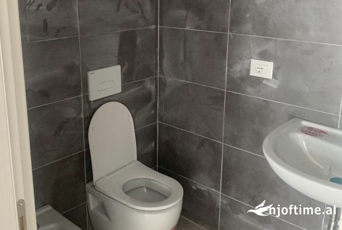 Shtepi ne shitje Apartament ne Tirane, 2+1, Mobilimi Bosh, pa mobiluar, Pagesa 91,000  Euro.