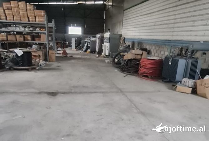 Jepet kapanon me qera 400+200m2 mundesi ndarje  📍autosdrrada tirane durres 3Euro/m2 