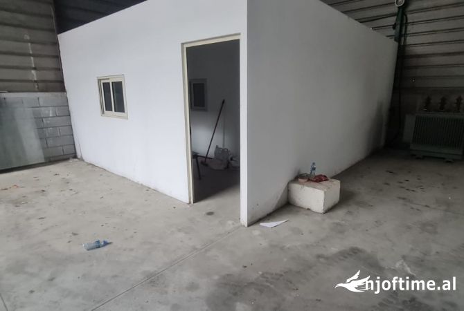 Jepet kapanon me qera 400+200m2 mundesi ndarje  📍autosdrrada tirane durres 3Euro/m2 