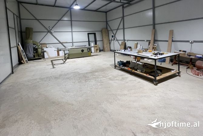 Jepet kapanon me qera 100m2 lartesi: 5m me te gjitha mjetet e punes per mobileri 