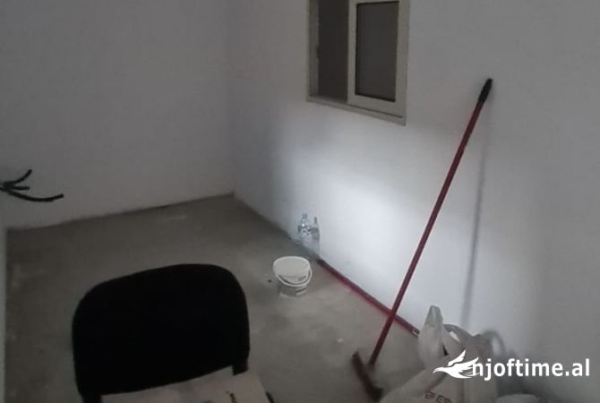 Ambient biznesi me qera 4+1 ne Tirane - 1,200 Euro