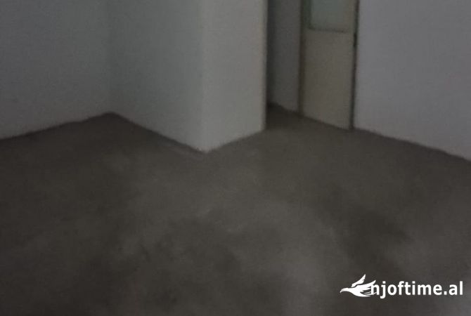 Okazion  Jepet kapanon me qera 400m2 1200Euro perballe qtu-se 