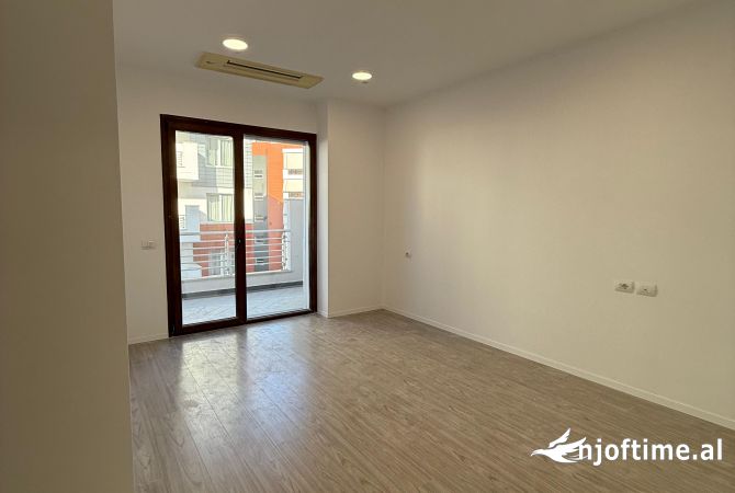 Ambient biznesi me qera 3+1 ne Tirane - 2,500 Euro