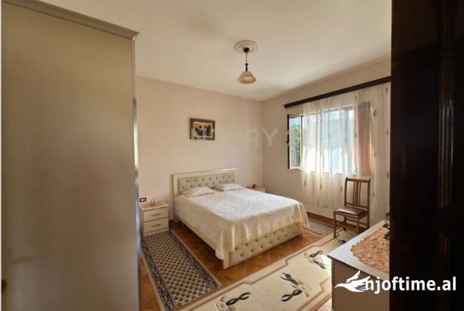 Shtepi ne shitje Shtepi Private ne Tirane, 3+1, Mobilimi Pjeserisht e mobiluar, Pagesa 350,000  Euro.