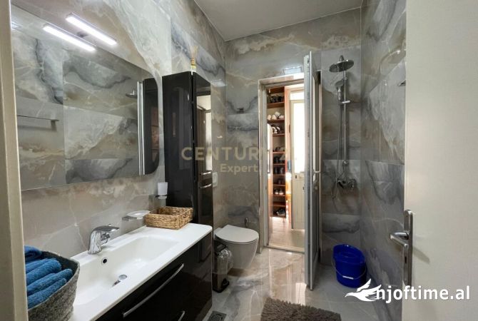 Shtepi ne shitje Apartament ne Tirane, 3+1, Mobilimi E mobiluar, Pagesa 320,000  Euro.