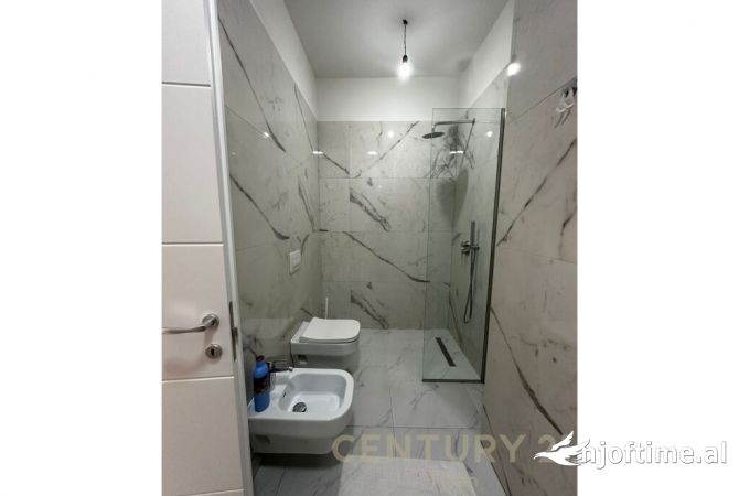 Shtepi me qera Apartament ne Tirane, 2+1, Mobilimi E mobiluar, Pagesa 1,300  Euro.