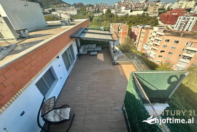 Shtepi ne shitje Penthose(kati i fundit panoramik) ne Tirane, 3+1, Mobilimi E mobiluar, Pagesa 360,000  Euro.