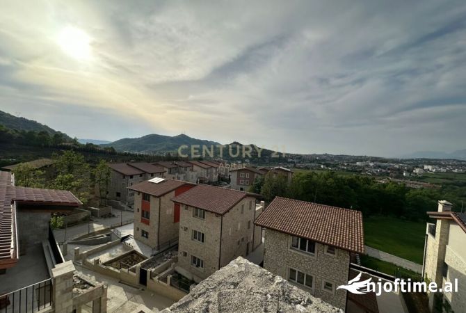 Shtepi ne shitje Vila Luksoze ne Tirane, 7+1, Mobilimi Bosh, pa mobiluar, Pagesa 1,140,000  Euro.