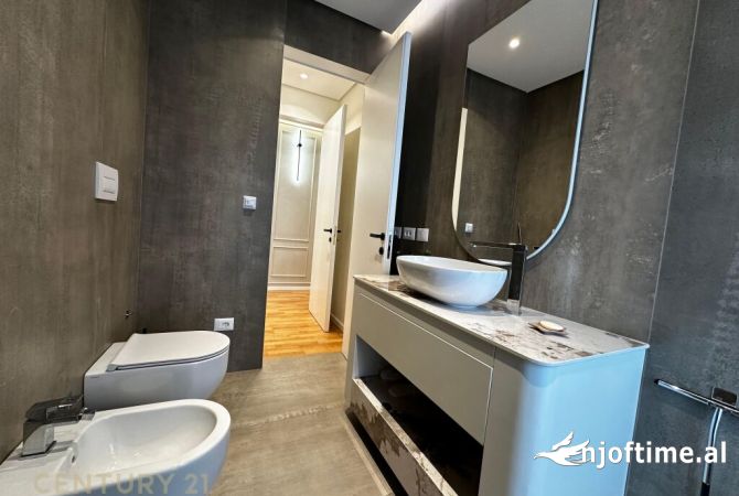 Shtepi ne shitje Apartament ne Tirane, 3+1, Mobilimi E mobiluar, Pagesa 416,000  Euro.
