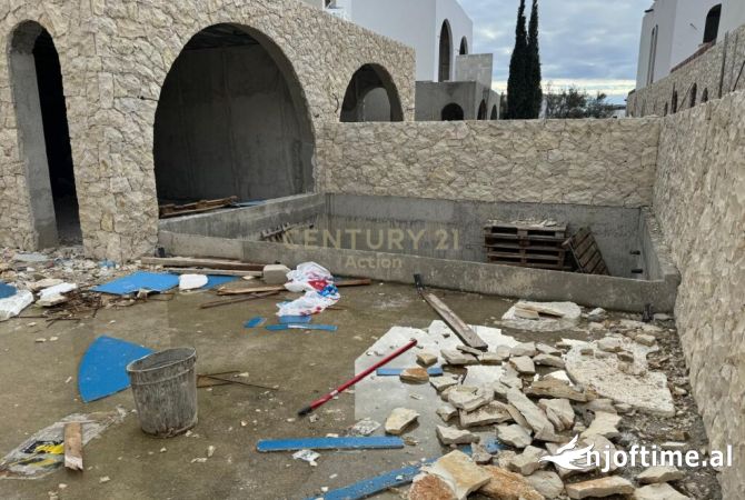 Shtepi ne shitje Vila Luksoze ne Himare, 2+1, Mobilimi Bosh, pa mobiluar, Pagesa 750,000  Euro.