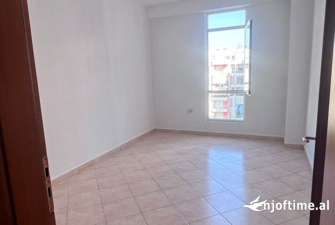 Shtepi ne shitje Apartament ne Tirane, 2+1, Mobilimi Bosh, pa mobiluar, Pagesa 108,000  Euro.