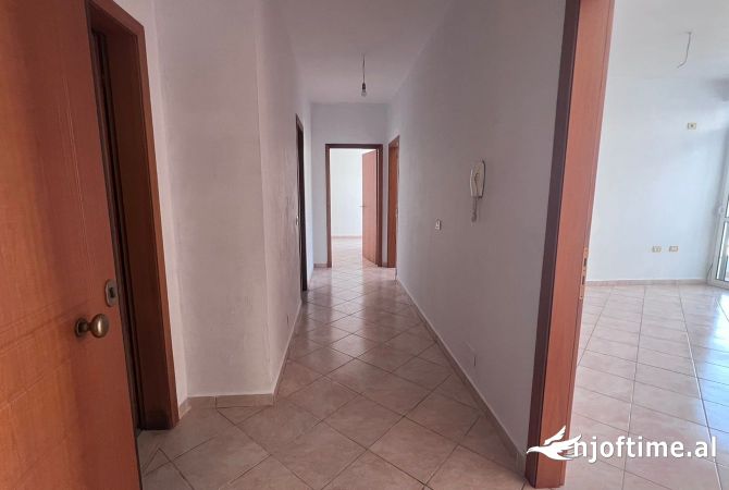 Shtepi ne shitje Apartament ne Tirane, 2+1, Mobilimi Bosh, pa mobiluar, Pagesa 108,000  Euro.