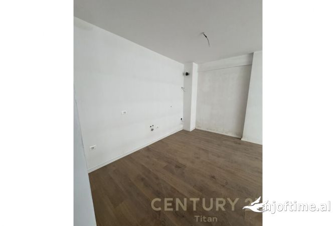 Shtepi ne shitje Apartament ne Tirane, 2+1, Mobilimi Bosh, pa mobiluar, Pagesa 177,000  Euro.