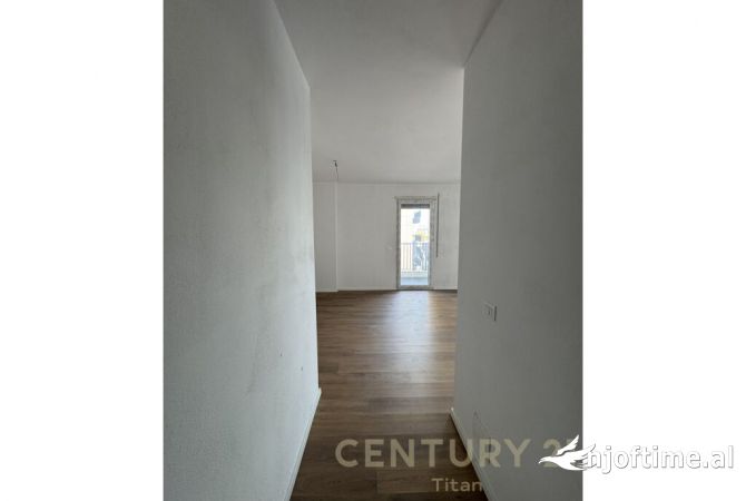 Shtepi ne shitje Apartament ne Tirane, 2+1, Mobilimi Bosh, pa mobiluar, Pagesa 170,000  Euro.