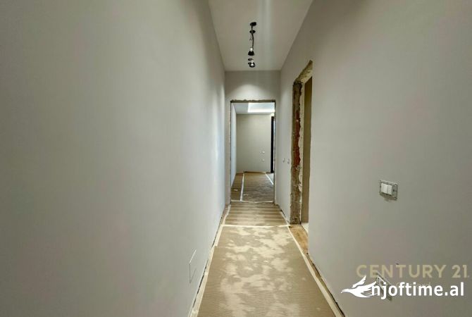 Shtepi ne shitje Apartament ne Tirane, 2+1, Mobilimi Bosh, pa mobiluar, Pagesa 550,000  Euro.