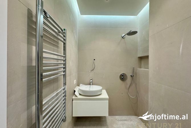 Shtepi ne shitje Apartament ne Tirane, 2+1, Mobilimi Bosh, pa mobiluar, Pagesa 210,000  Euro.