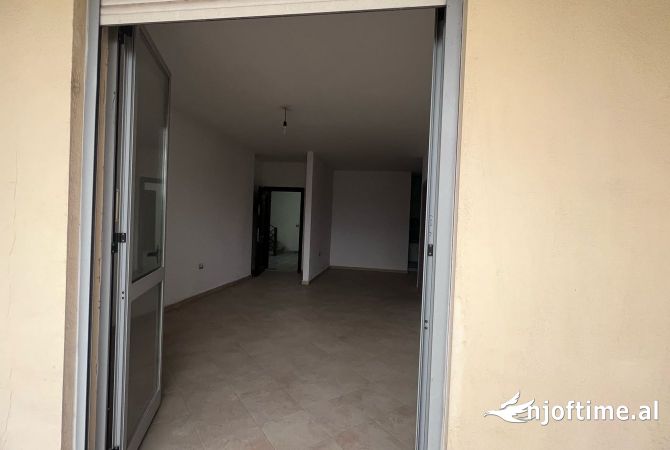 Shtepi ne shitje Apartament ne Tirane, 1+1, Mobilimi Bosh, pa mobiluar, Pagesa 95,000  Euro.