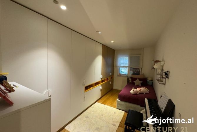 Shtepi me qera Apartament ne Tirane, 3+1, Mobilimi E mobiluar, Pagesa 2,500  Euro.