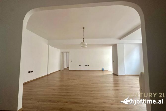 Shtepi ne shitje Apartament ne Tirane, 3+1, Mobilimi Bosh, pa mobiluar, Pagesa 250,000  Euro.