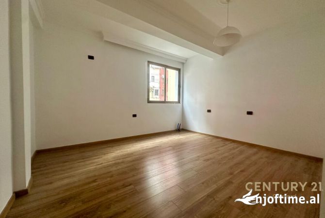 Shtepi ne shitje Apartament ne Tirane, 3+1, Mobilimi Bosh, pa mobiluar, Pagesa 250,000  Euro.