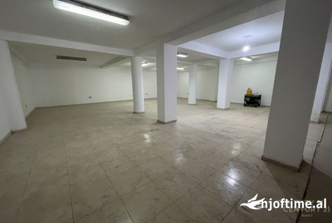 Ambient biznesi me qera 4+1 ne Tirane - 1,000 Euro