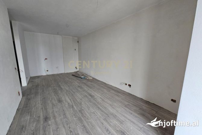 Shtepi ne shitje Apartament ne Tirane, 1+1, Mobilimi Bosh, pa mobiluar, Pagesa 165,000  Euro.
