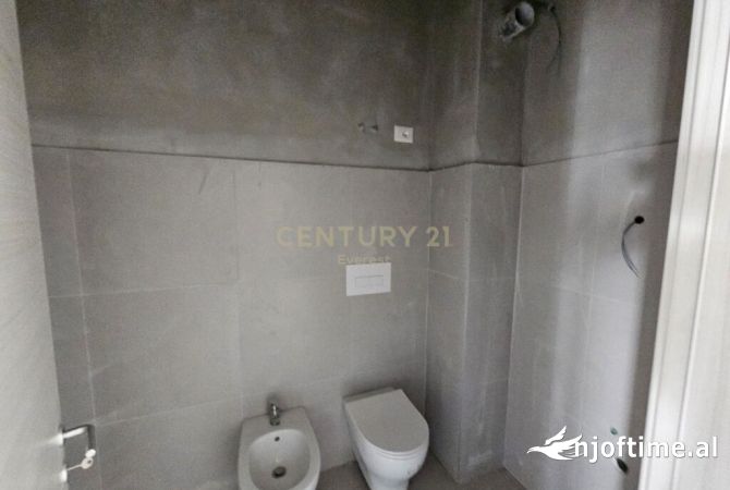 Shtepi ne shitje Apartament ne Tirane, 1+1, Mobilimi Bosh, pa mobiluar, Pagesa 140,000  Euro.