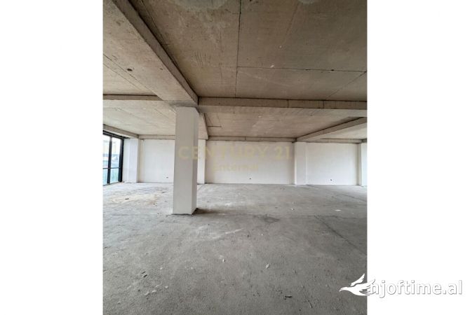 Ambient biznesi me qera 3+1 ne Tirane - 3,500 Euro