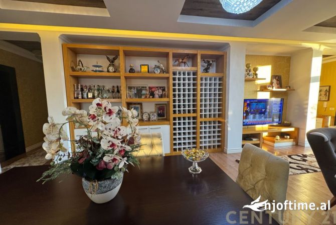 Shtepi ne shitje Penthose(kati i fundit panoramik) ne Tirane, 3+1, Mobilimi E mobiluar, Pagesa 600,000  Euro.