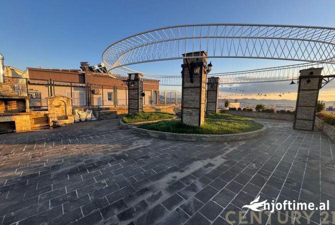 Shtepi ne shitje Penthose(kati i fundit panoramik) ne Tirane, 3+1, Mobilimi E mobiluar, Pagesa 600,000  Euro.
