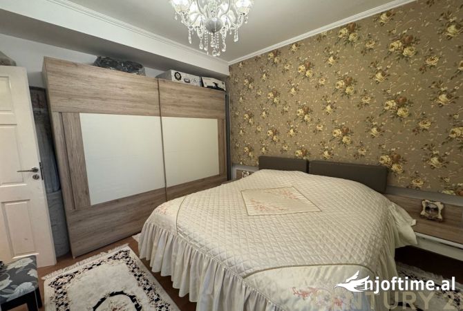 Shtepi ne shitje Penthose(kati i fundit panoramik) ne Tirane, 3+1, Mobilimi E mobiluar, Pagesa 600,000  Euro.