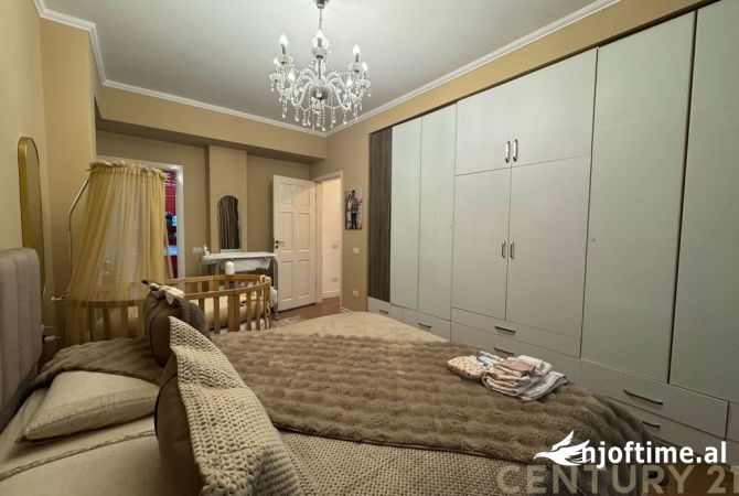 Shtepi ne shitje Penthose(kati i fundit panoramik) ne Tirane, 3+1, Mobilimi E mobiluar, Pagesa 600,000  Euro.