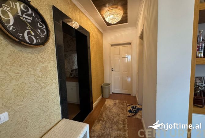 Shtepi ne shitje Penthose(kati i fundit panoramik) ne Tirane, 3+1, Mobilimi E mobiluar, Pagesa 600,000  Euro.