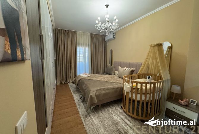 Shtepi ne shitje Penthose(kati i fundit panoramik) ne Tirane, 3+1, Mobilimi E mobiluar, Pagesa 600,000  Euro.