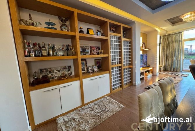 Shtepi ne shitje Penthose(kati i fundit panoramik) ne Tirane, 3+1, Mobilimi E mobiluar, Pagesa 600,000  Euro.