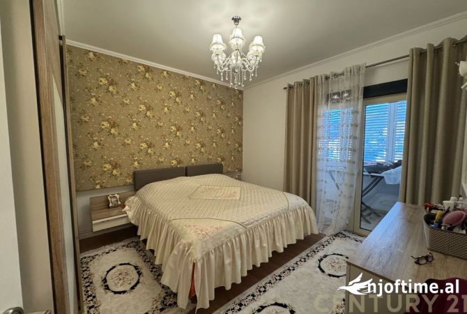 Shtepi ne shitje Penthose(kati i fundit panoramik) ne Tirane, 3+1, Mobilimi E mobiluar, Pagesa 600,000  Euro.