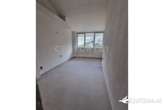 Shtepi ne shitje Apartament ne Tirane, 2+1, Mobilimi Bosh, pa mobiluar, Pagesa 135,500  Euro.