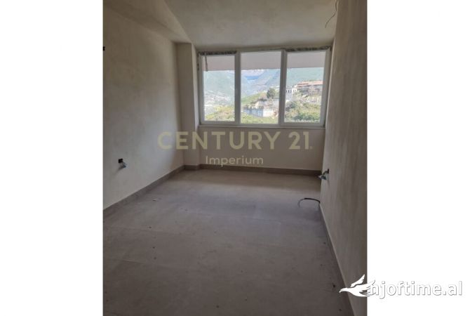 Shtepi ne shitje Apartament ne Tirane, 2+1, Mobilimi Bosh, pa mobiluar, Pagesa 135,500  Euro.