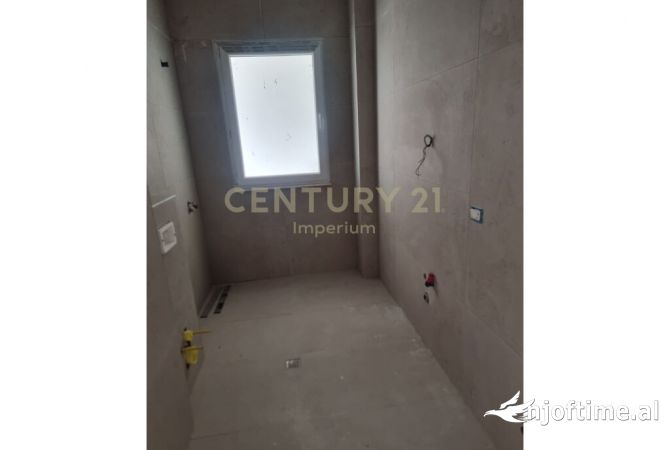 Shtepi ne shitje Apartament ne Tirane, 2+1, Mobilimi Bosh, pa mobiluar, Pagesa 135,500  Euro.