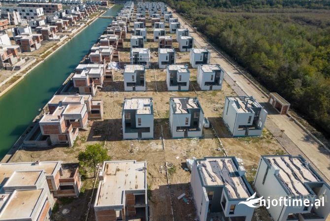 Shtepi ne shitje Vila Luksoze ne Durres, 4+1, Mobilimi Bosh, pa mobiluar, Pagesa 765,000  Euro.