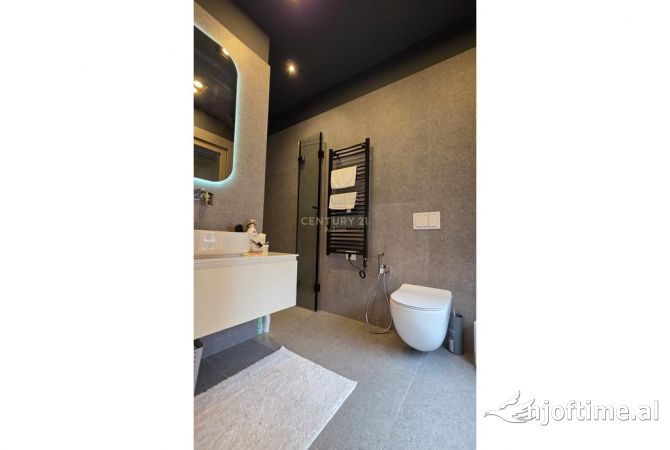 Shtepi ne shitje Apartament ne Tirane, 2+1, Mobilimi E mobiluar, Pagesa 390,000  Euro.