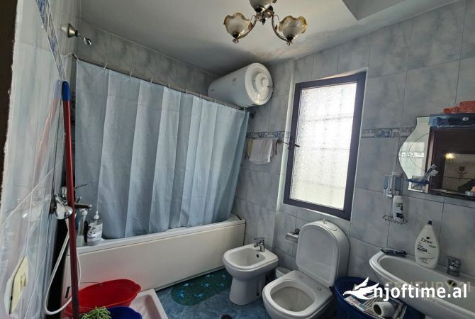 Shtepi ne shitje Apartament ne Tirane, 2+1, Mobilimi E mobiluar, Pagesa 215,000  Euro.